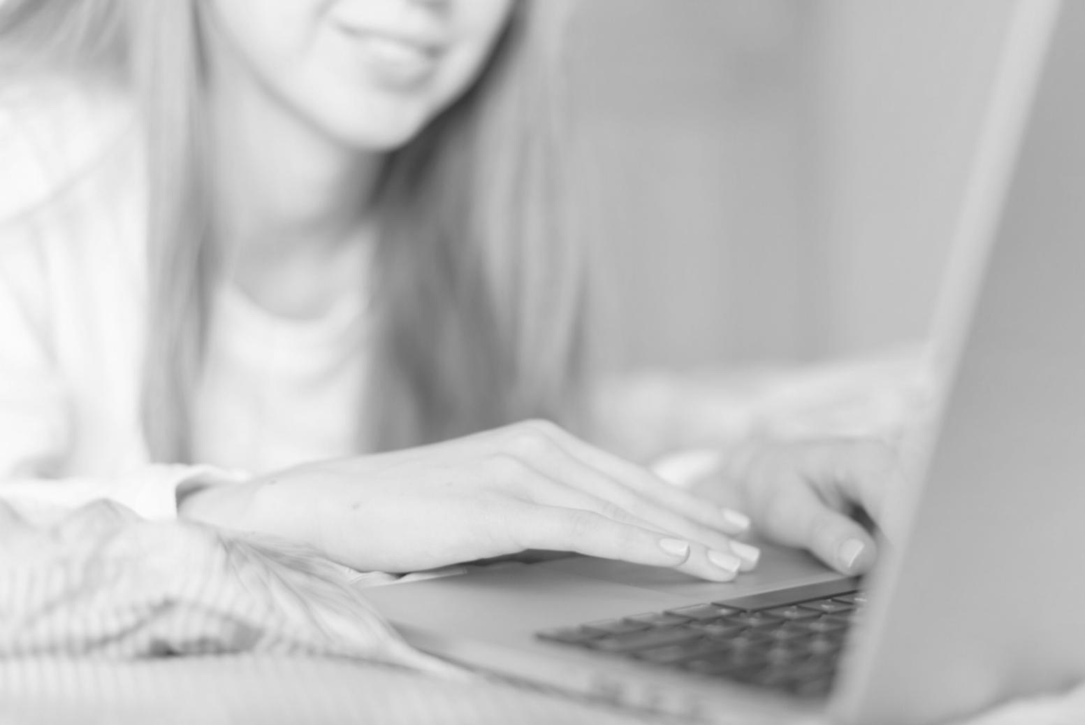 Game Development Workspace mit Code und Design-Elementen
